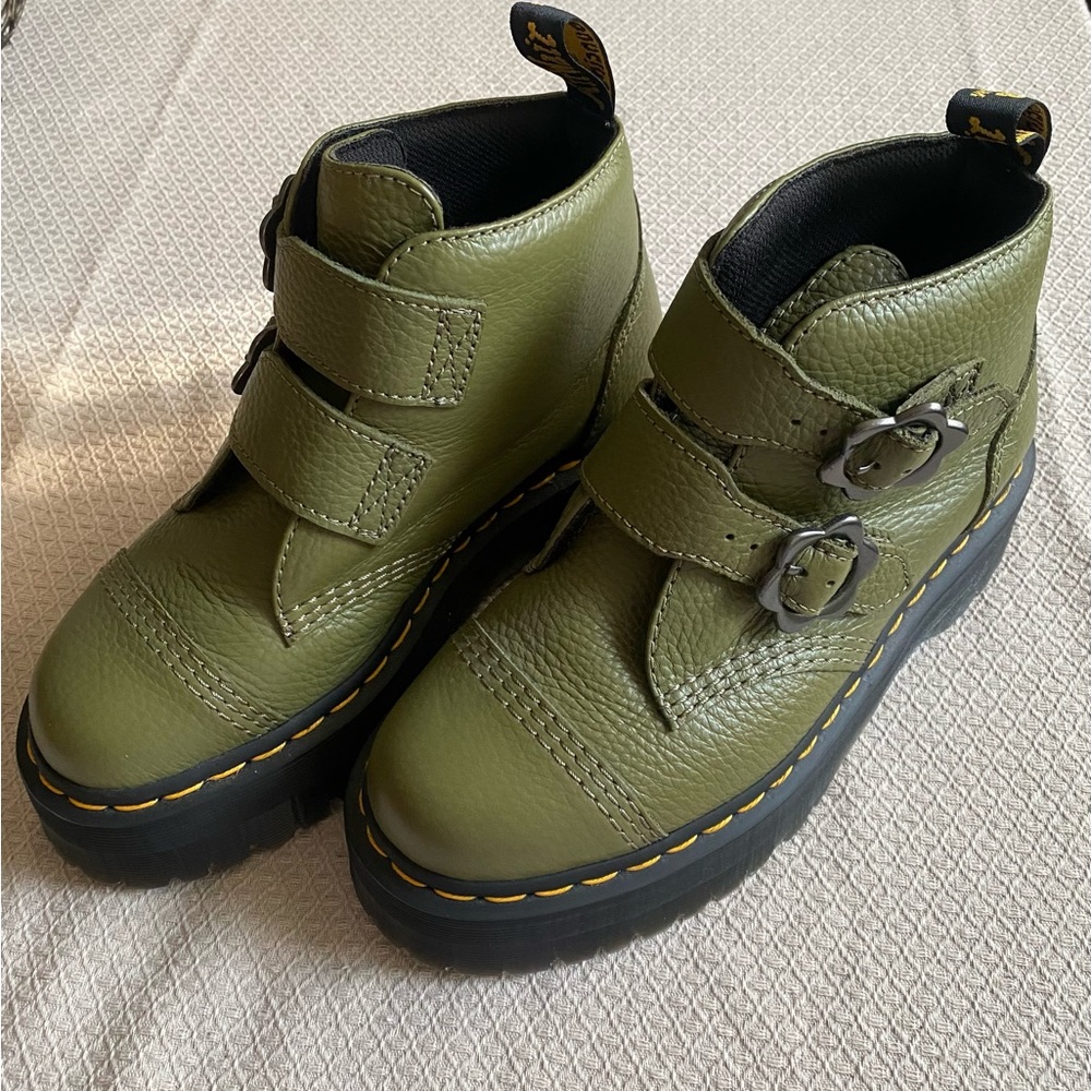 Devon flower buckle Dr.Marten